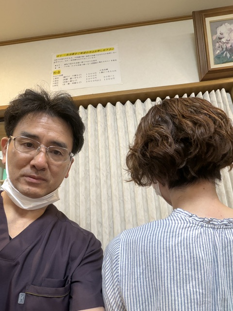 患者様と寺岡はりきゅう接骨院院長