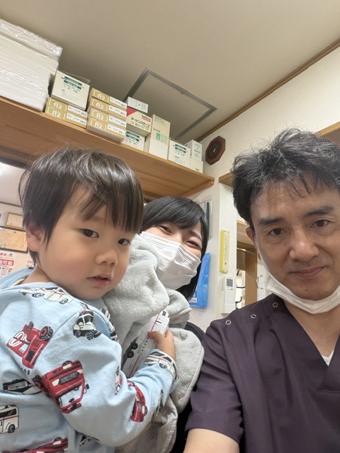 患者様ご家族と寺岡はりきゅう接骨院院長